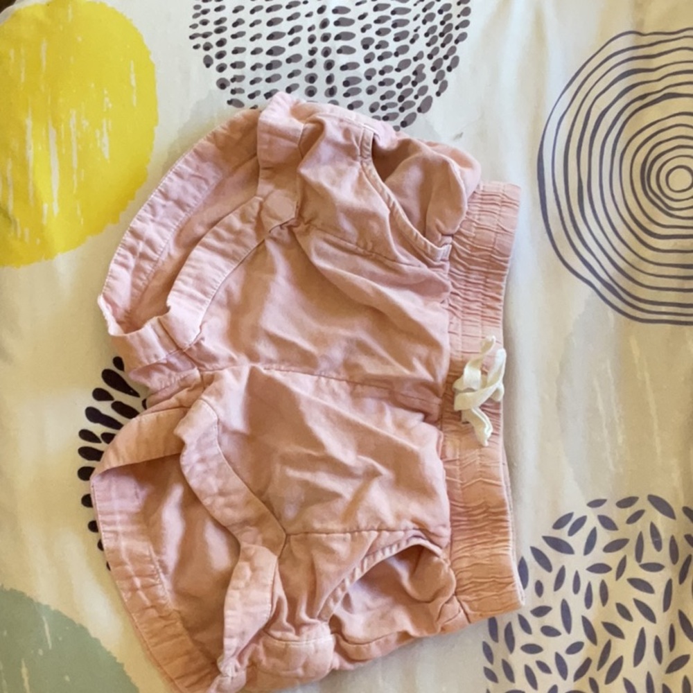 Girls medium pink billabong shorts.